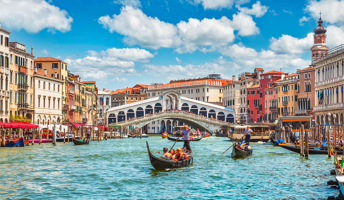 rialto bridge venice italy gondola